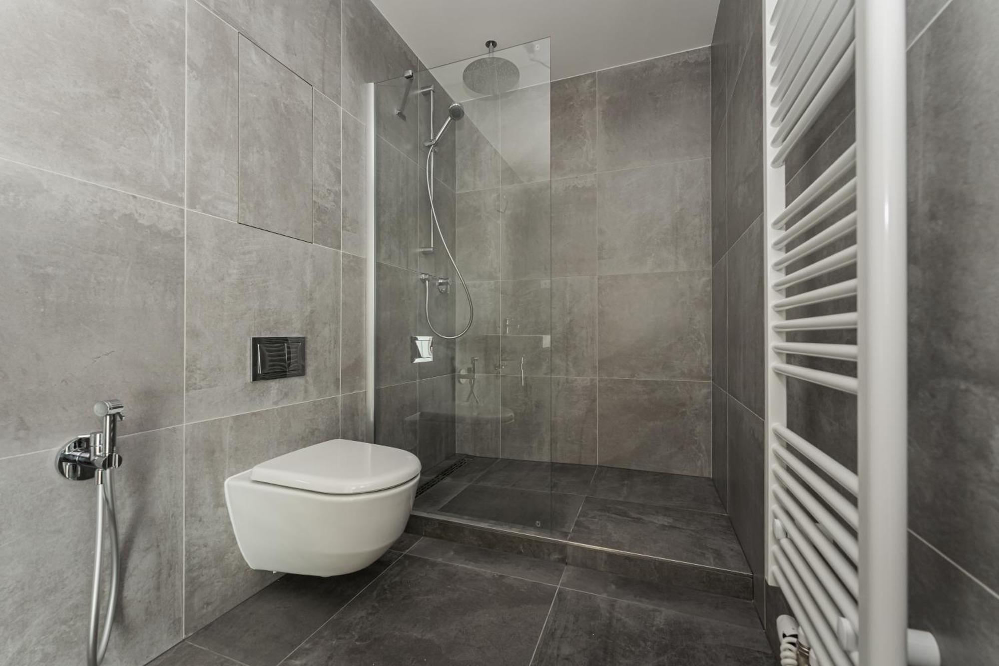 4 Room, 2 Bath, Parking Lägenhet