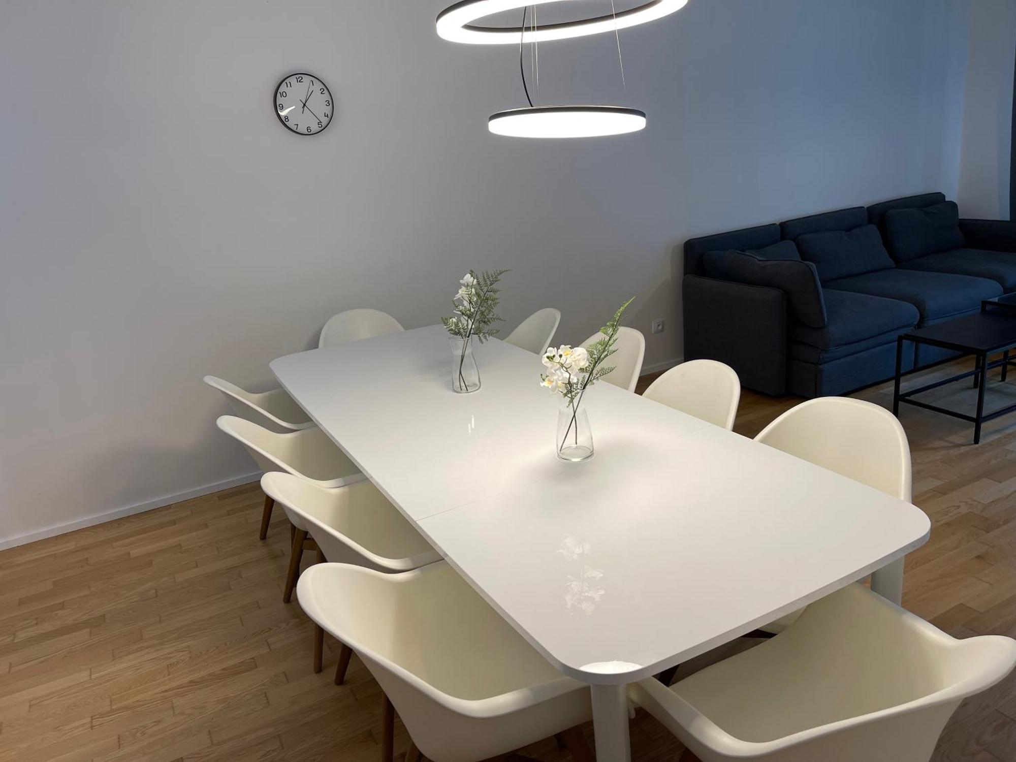 4 Room, 2 Bath, Parking Lägenhet